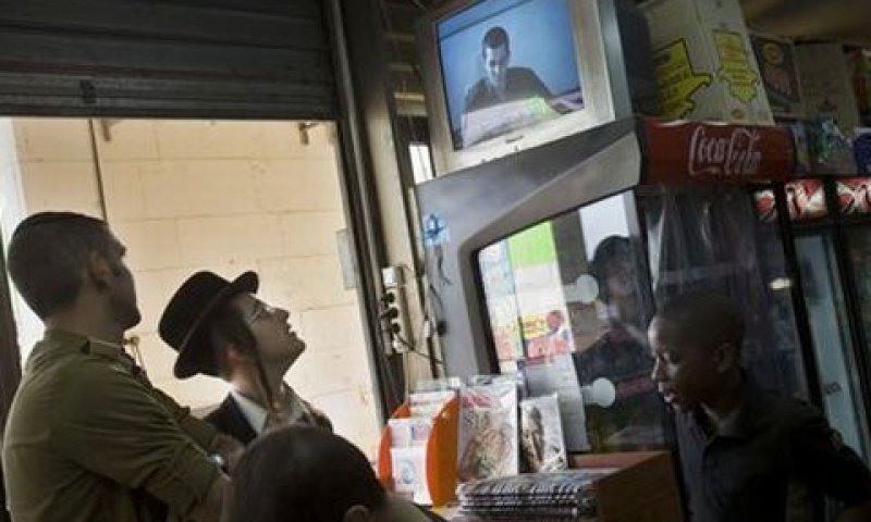 צופים בקלטת גלעד שליט [AP]