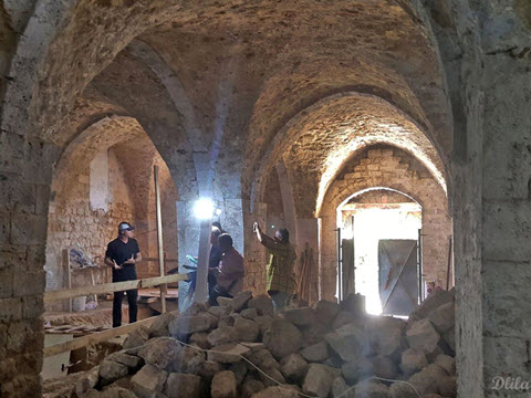 המסבנה נחשף מתחת לערימת אבנים וזבל (בתמונה) שפונתה ממתחם המוזיאון [צילום: דלילה בר רצון]