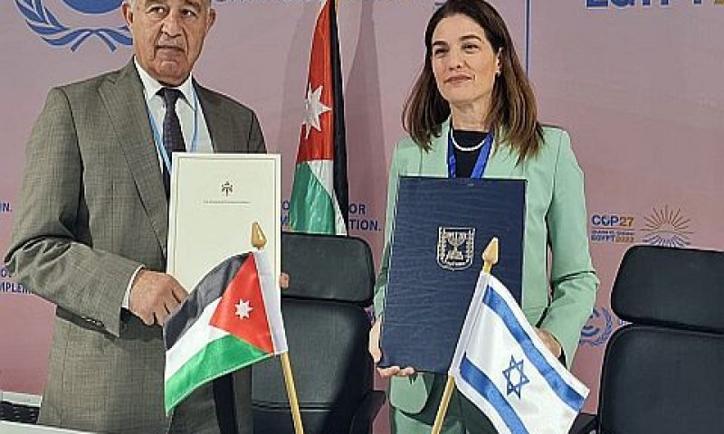 השרה להגנת הסביבה, תמר זנדברג, ושר המים וההשקיה של ירדן [צילום: מוחמד אל נאג'ר]