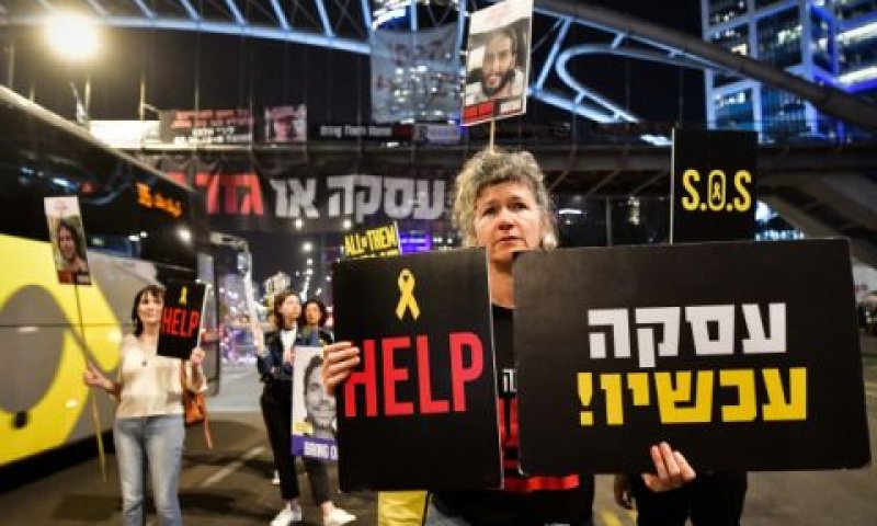 קומץ מפגינים מחוץ לישיבת הקבינט בקריה [צילום: אבשלום ששוני/פלאש 90]