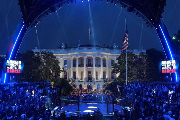 הנשיא טראמפ מגיע לזירה של UFC Freedom 250 הנערכת על הדשא הדרומי של הבית הלבן (14.06.26) צילום: AP/Mark Schiefelbein]