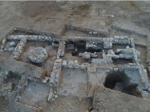 המסבנה הקדומה ביותר בארץ שנחשפה בחפירה [צילום: אמיל אלג'ם, רשות העתיקות]