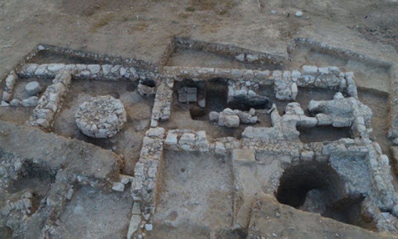 המסבנה הקדומה ביותר בארץ שנחשפה בחפירה [צילום: אמיל אלג'ם, רשות העתיקות]