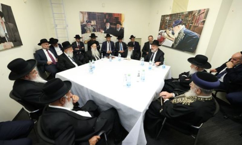 דרעי מדבר בפני חברי המועצה [צילום: יעקב כהן]