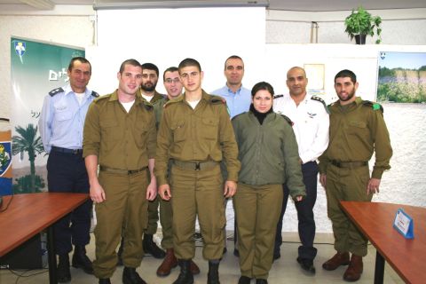 מימין לשמאל: אל"מ גולן בר-לוי מפקד מערך מגן , מר ארז חלפון מנכ"ל המשרד לקליטת העליה, וסא"ל איתי קרין מפקד הבסיס [צילום: יצחק אלהרר/סקופ 80]