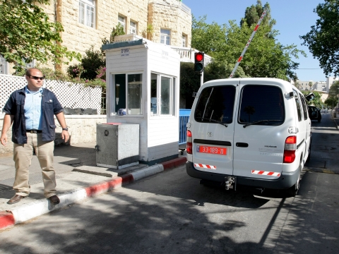 השוטרים נכנסים לבית ראש הממשלה כדי לחקור את אולמרט [צילום: פלאש 90]