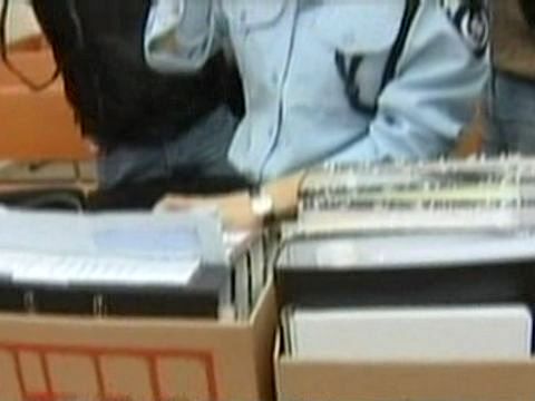 קלסרים שנתפסו ברשות המיסים [צילום: מן הטלוויזיה]
