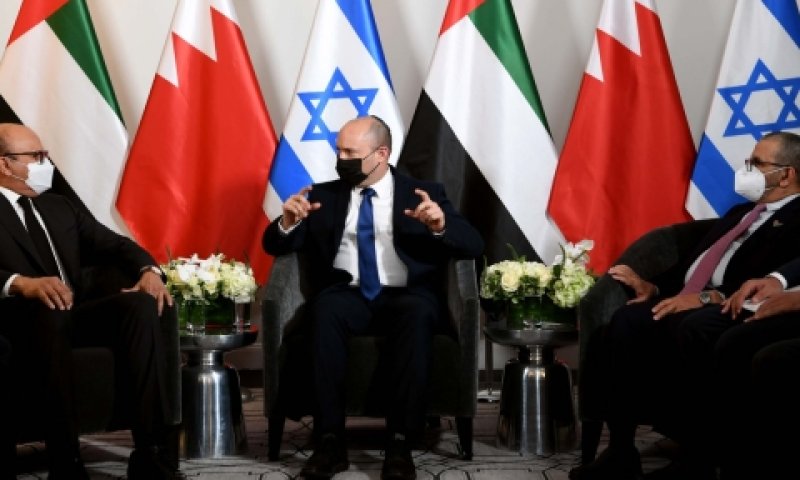 בנט והשרים מבחריין והאמירויות [צילום: אבי אוחיון, לע"מ]