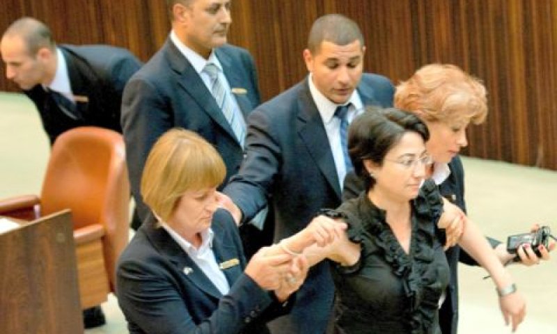 הסדרניות מפנות את ח"כ זועבי [צילום: פלאש 90]