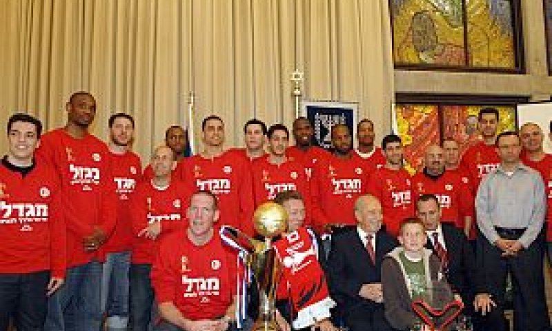 סגל הקבוצה עם הנשיא וגאידמק [צילום: יח"צ]
