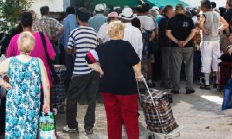 לחלק את המזון לנזקקים [צילום: פלאש 90]