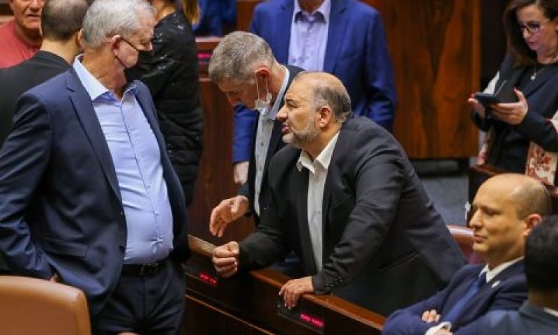 מנסור עבאס ובני גנץ [צילום: נועם מושקוביץ/דוברות הכנסת]