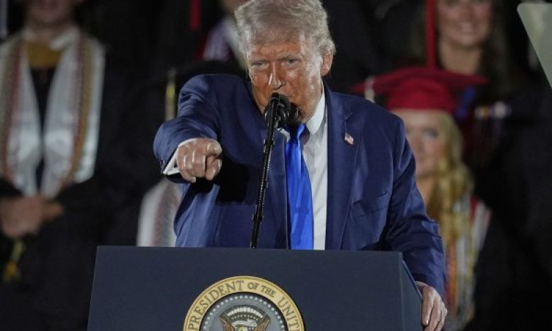 "נבחרתי כדי להעיף אותם לכל הרוחות" [צילום: מייק סטיוארט, AP]