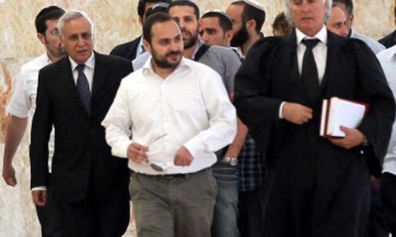 עו"ד ציון אמיר (מימין) מלווה את משה קצב [צילום: פלאש 90]