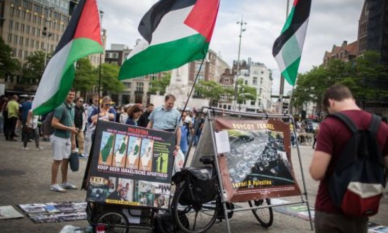 פעילי BDS באמסטרדם [צילום: הדס פרוש, פלאש 90]