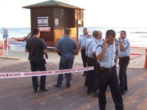 השוטרים, לאחר הרצח [צילום: יובל אראל משטרת תל אביב]