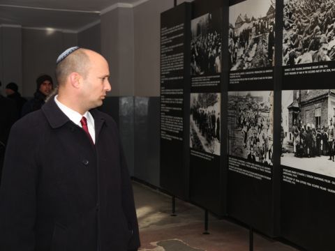 השר בנט צופה במוצגים [צילום: דוברות הכנסת]
