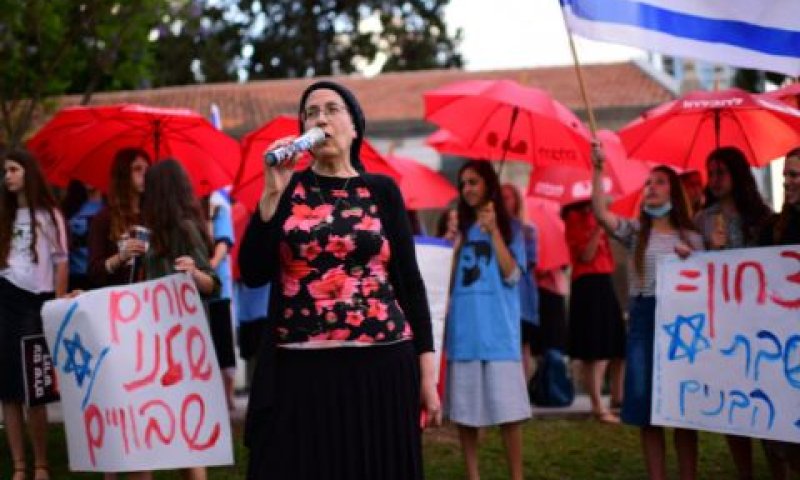 ח"כ אורית סטרוק ומפגינות מול הקריה [צילום: תומר נויברג/פלאש 90]
