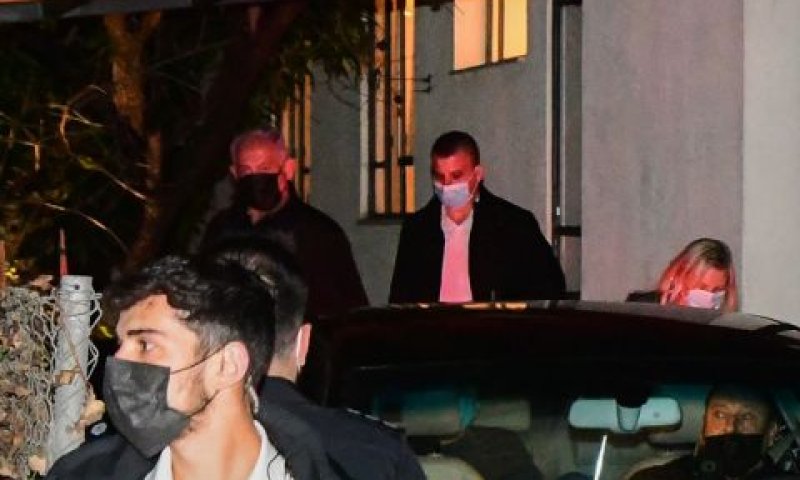 שרה ובנימין נתניהו יוצאים מביתו של עו"ד בעז בן-צור [צילום: אבשלום ששוני/פלאש 90]