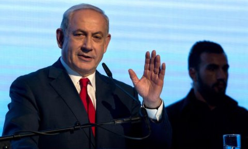 נתניהו. בוחן את השטח [צילום: סבסטיאן שיינר/AP]