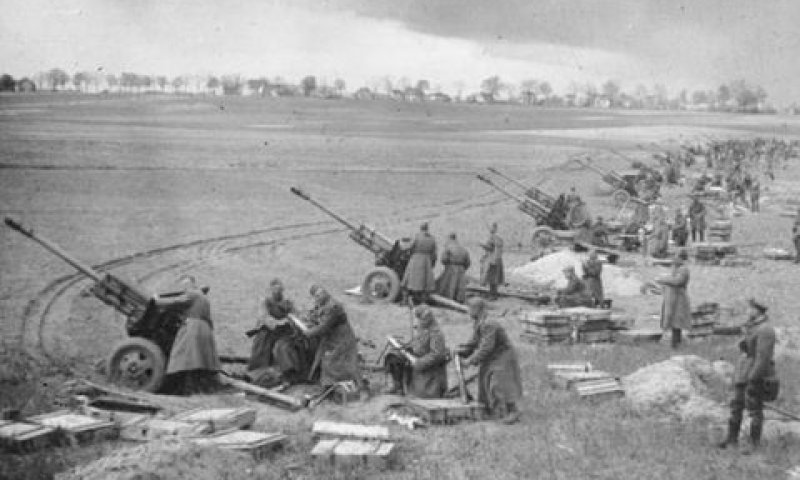 ארטילריה סובייטית בפאתי ברלין, אפריל 1945