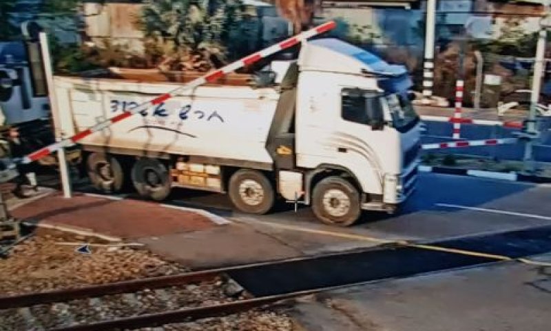 המשאית התקועה [צילום: רכבת ישראל]