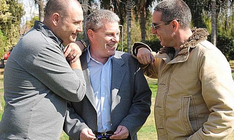 הדר, צפיר וודמני בתמונה קבוצתית [צילום: סיון פרג&acute;]