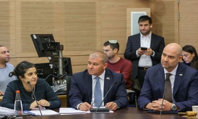 "הכנסת אמרה את דברה". אוחנה עם מנכ"ל ויועמ"ש הכנסת [צילום: נועם מושקוביץ/דוברות הכנסת]