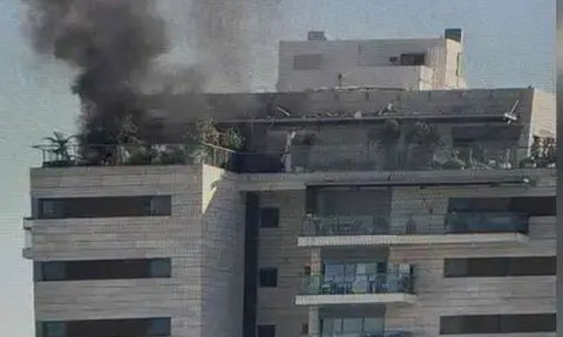זירת הפגיעה של הכטב"ם, אתמול ביבנה [צילום: דוברות כבאות והצלה לישראל]