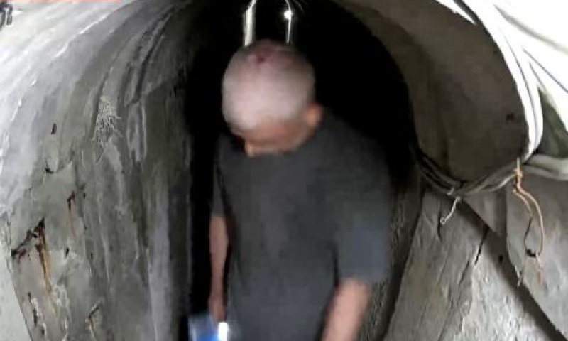רב-המרצחים סינוואר במנהרה [צילום: דובר צה''ל]