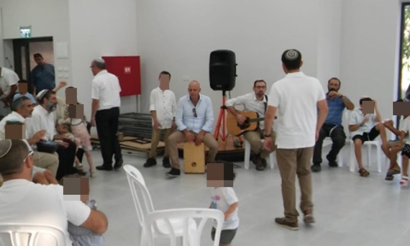 חנוכת המבנה - בניגוד לצו הביניים [צילום: איציק וולף]
