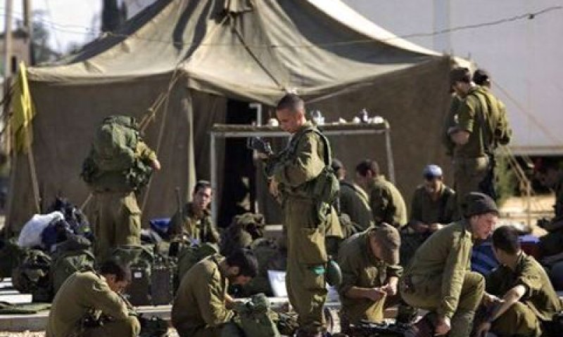 חיילים מתכוננים לפני יציאה למבצע ברצועת עזה [צילום אילוסטרציה: AP]