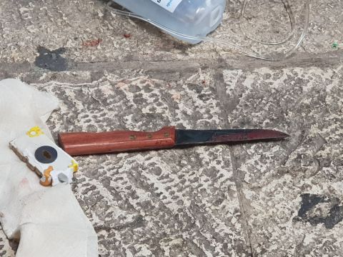 הסכין בזירת הפיגוע [צילום: משטרת ישראל]
