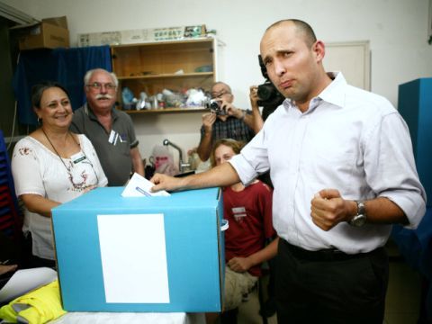 בנט מצביע בבחירות המקדימות לראשות הבית היהודי [צילום: פלאש 90]