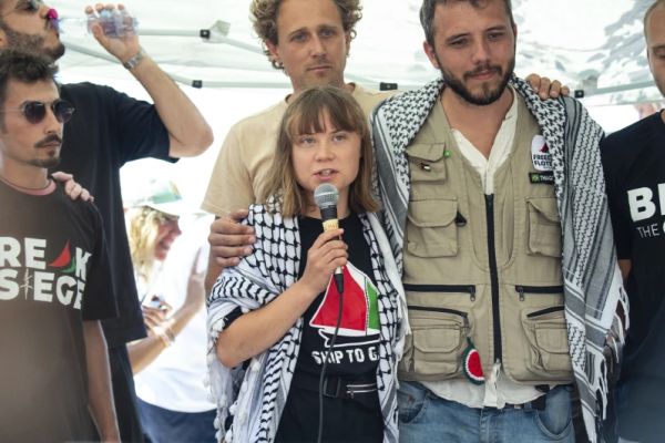 גרטה טונברג, עם טיאגו אבילה מארגון זכויות אדם. "לשבור את המצור על עזה [צילום: AP/Salvatore Cavalli)]