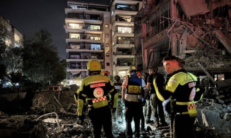 פגיעה בבנייני מגורים בגוש דן [צילום: מד"א]