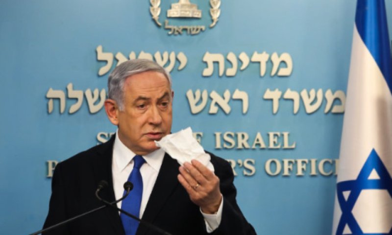 נתניהו, הערב. להתעטש רק לתוך ממחטת נייר [צילום: פלאש 90]