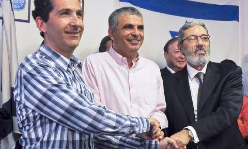 בצלאל (מימין) עם השר כחלון ודרהי לאחר שזכה במכרז התדרים [צילום: דקלה בסיסט]