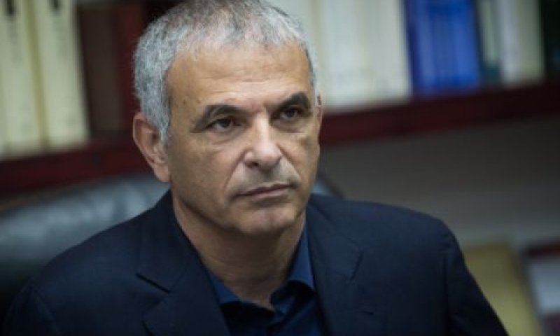 כחלון. מקל עם הרוכשים [צילום: הדס פרוש, פלאש 90]