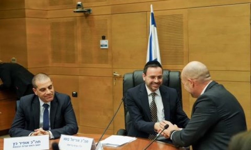 יו"ר הכנסת אוחנה לוחץ יד לח"כ בוסו [צילום: דני שם-טוב/דוברות הכנסת]