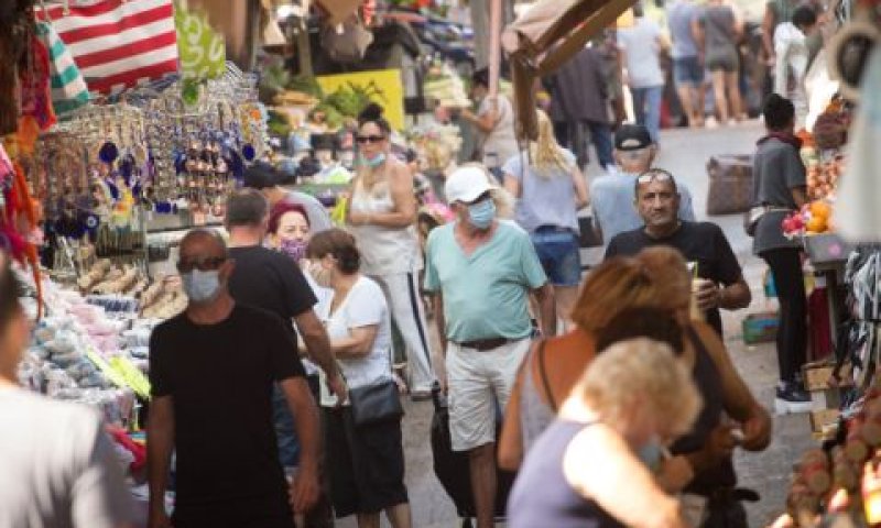 עטיית מסכות ברחוב בתל אביב [צילום: מרים אלסטר/פלאש 90]