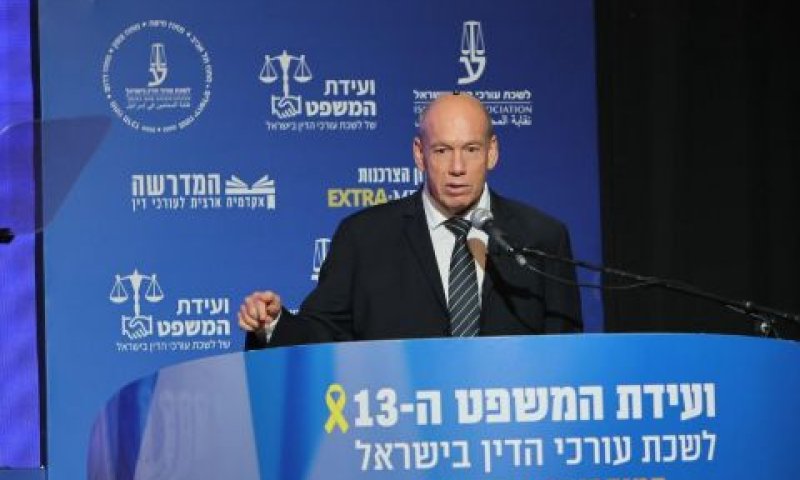 אנגלמן. הציג דוחות הממתינים להשלמה [צילום: לשכת עורכי הדין]