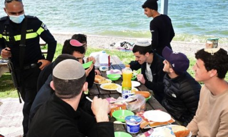 נופש מותר בחוף הכינרת [צילום: מיכאל גלעדי/פלאש 90]