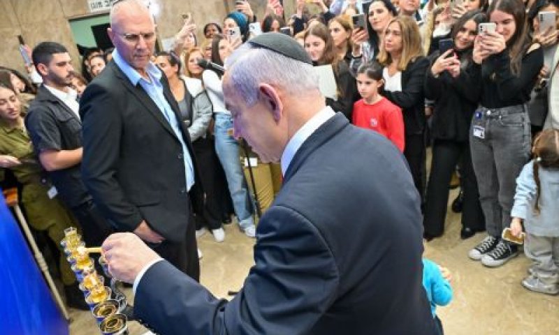 נתניהו בהדלקת נרות חנוכה [צילום: קובי גדעון/לע"מ]