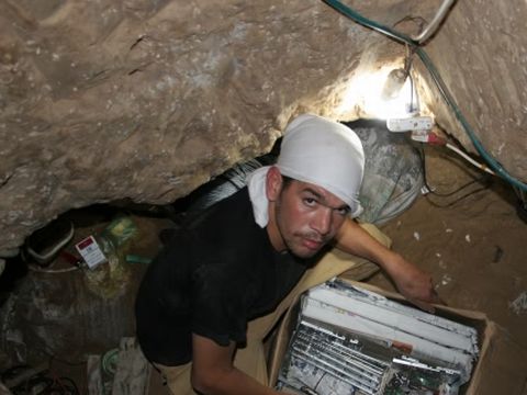 מחשב מועבר במנהרות ההברחה