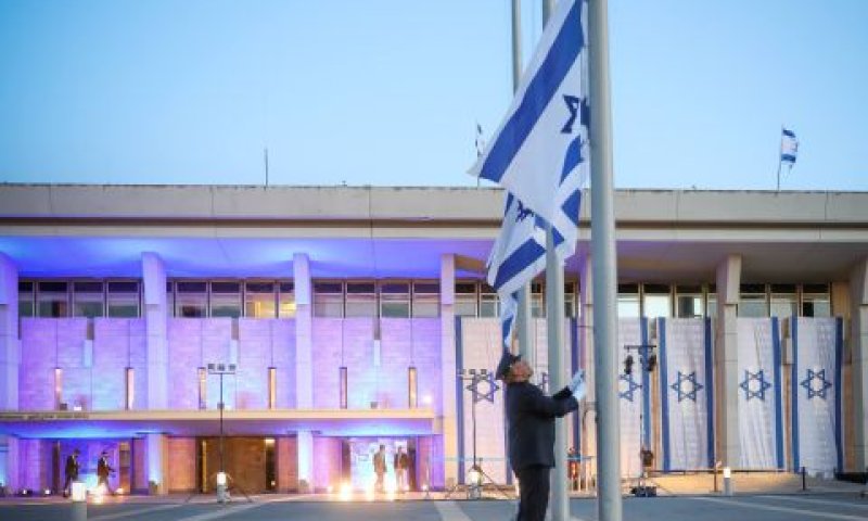 דגלי הלאום מורדים לחצי התורן [צילום: נועם מושקוביץ/דוברות הכנסת]