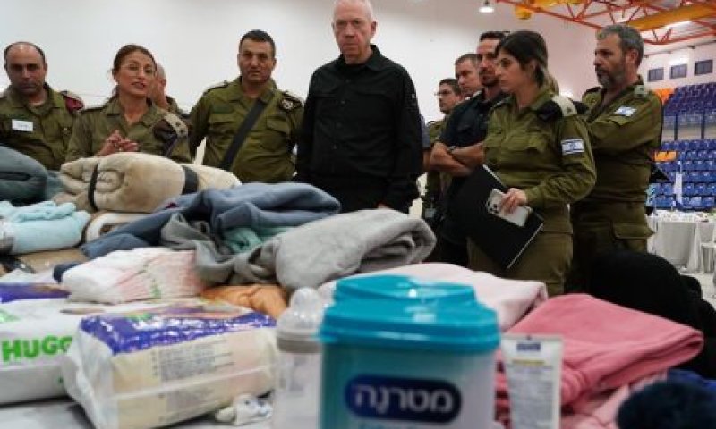 גלנט, ביקור בחצרים [צילום: אריאל חרמוני, משרד הביטחון]