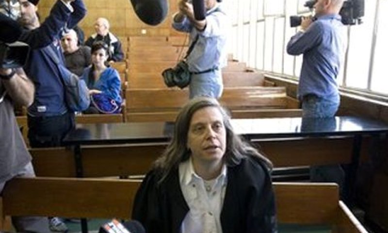 נציגת המדינה, עו"ד הדס פורר-גפני מפרקליטות מחוז תל אביב, מתראיינת לאחר שהסבירה את עמדת המדינה בעניין הצו [צילום: AP]