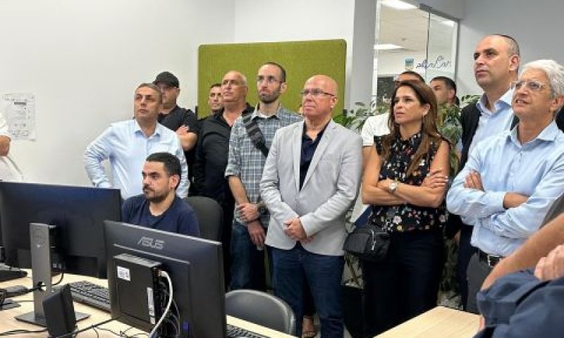 צופים במצלמות עיר בטוחה בלוד [צילום: דוברות הוועדה לביטחון לאומי]