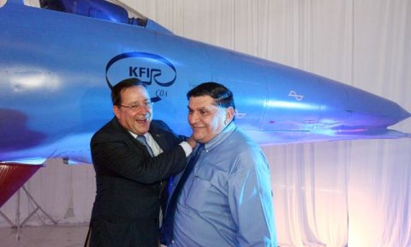 ניסן עם שגריר קולומביה בישראל על רקע הכפיר, היום [יח"צ]